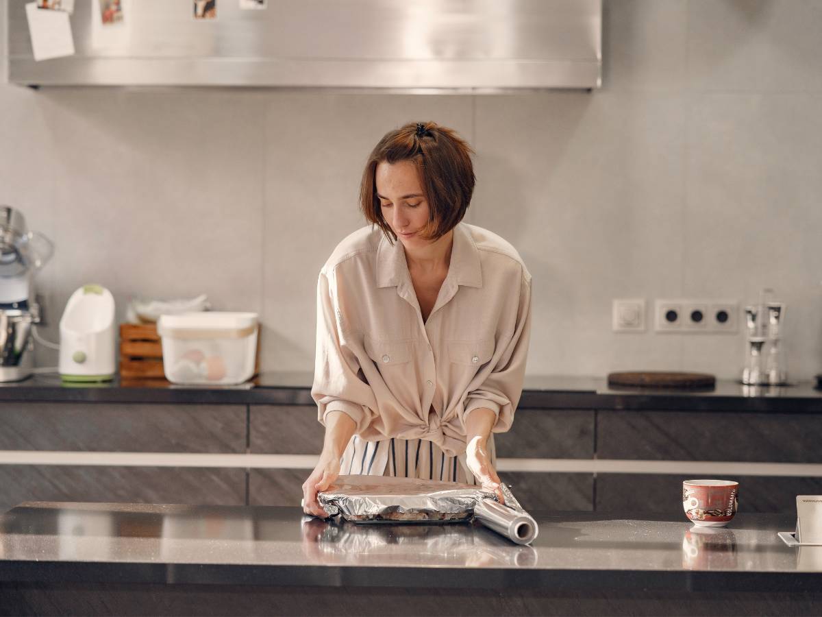 Czyszczenie folią aluminiową. Obrazek w artykule Jak krok po kroku wyczyścić srebro folią aluminiową?
