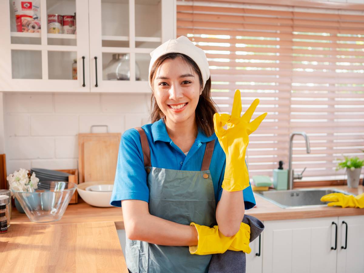 Kobieta przed sprzątaniem. Obrazek w artykule Jak znaleźć panią do sprzątania? Praktyczny przewodnik