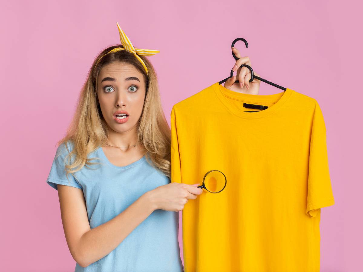 Koszulka po odplamieniu. Obrazek w artykule Coca cola na plamy po oleju. Użyj coli, aby usunąć plamę po oleju