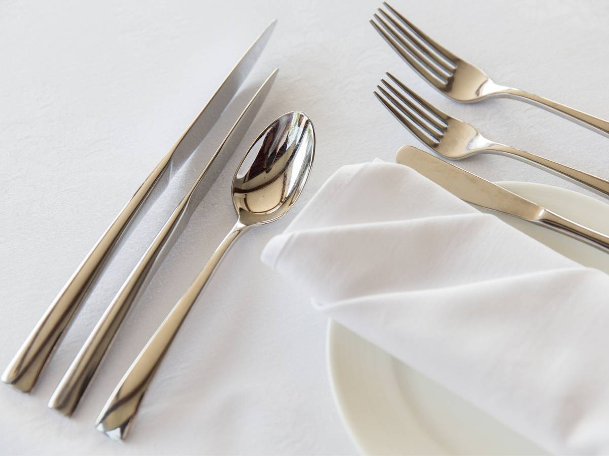 Sztućce na stole. Obrazek w artykule Jak wyczyścić sztućce? Sposoby na czyszczenie sztućców