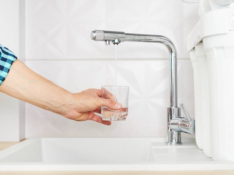 Kran i woda. Obrazek w artykule W jakiej temperaturze ginie legionella? Temperatura zabijania bakterii