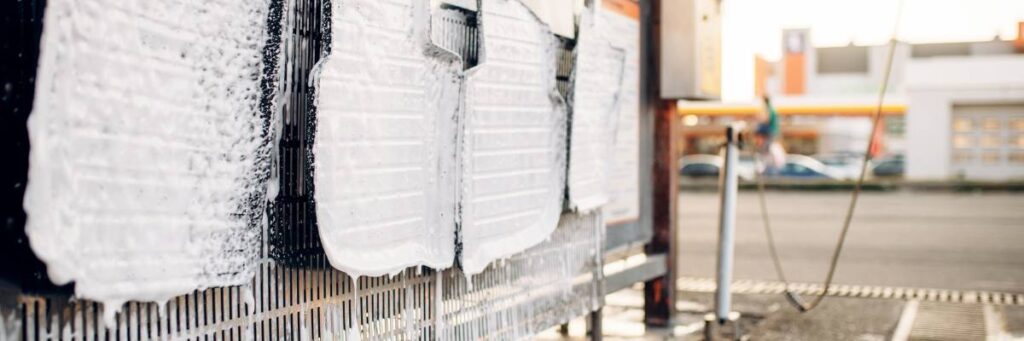 Wnętrze myjni. Obrazek w artykule Myjnia bezdotykowa jak myć samochód? – praktyczny poradnik krok po kroku