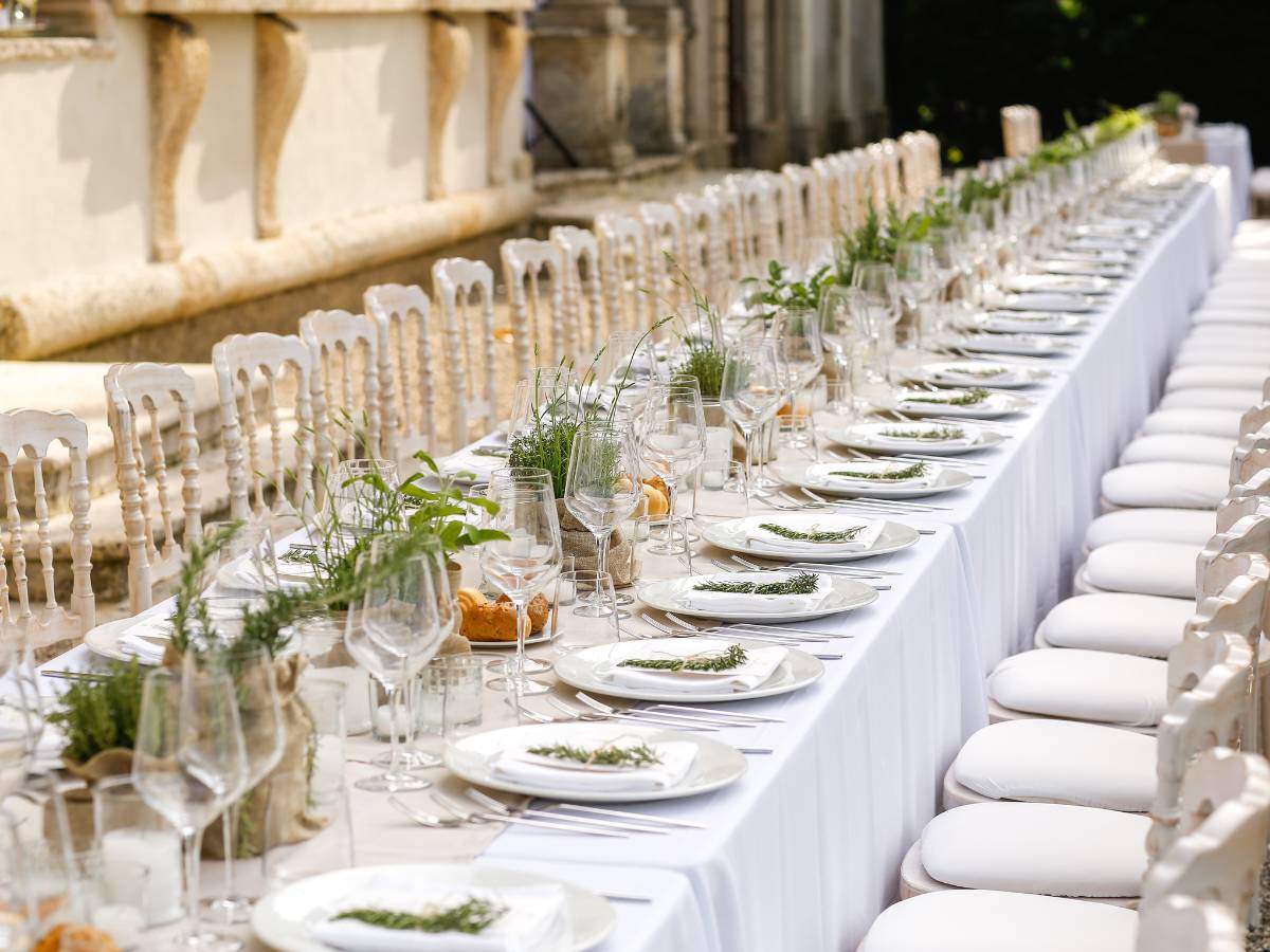 Nakryty stół. Obrazek w artykule Jak ułożyć sztućce na stole? Prosty przewodnik krok po kroku