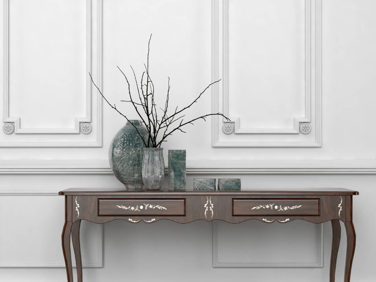 Konsola pod ścianą z boazerią. Obrazek w artykule Jak odnowić boazerię? Sposoby odnawiania boazerii