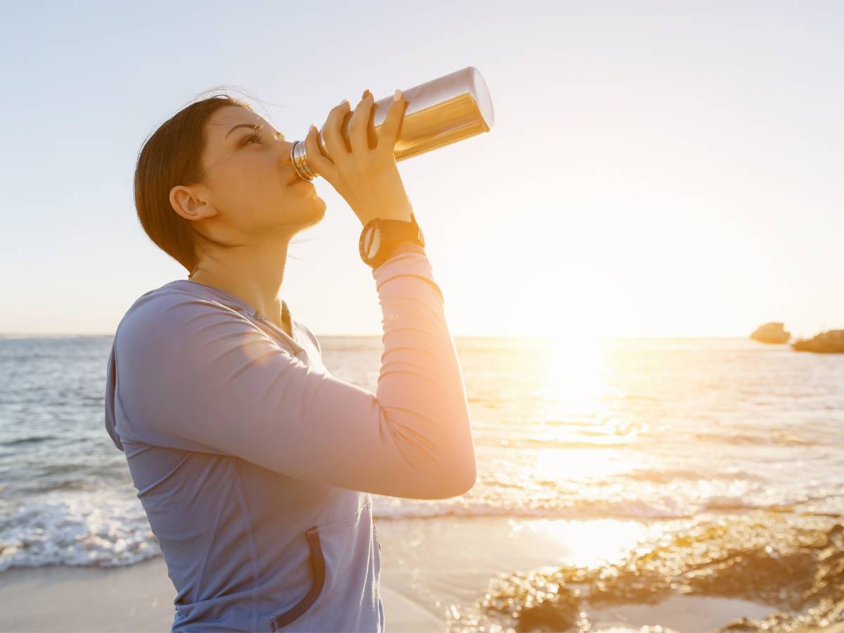 Mężczyzna pije wodę. Obrazek w artykule Jakie są objawy odwodnienia? Poznaj możliwe objawy świadczące o odwodnieniu