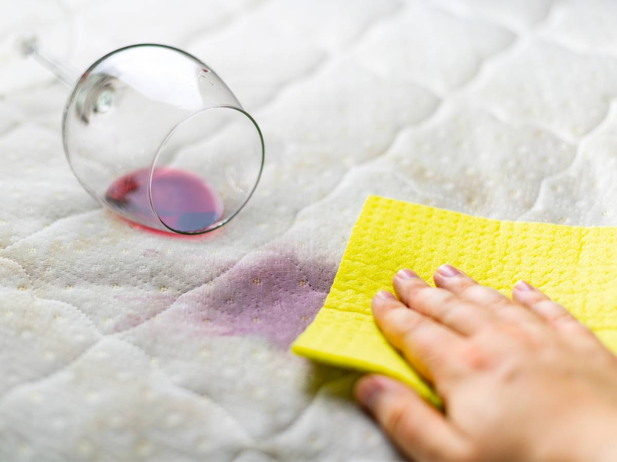 Rozlane wino. Obrazek w artykule Jak usunąć plamy z czerwonego wina? - szybkie i skuteczne metody