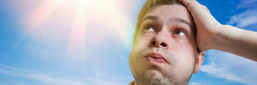 Upał i mężczyzna. Obrazek w artykule Co zrobić, aby się nie pocić na całym ciele? Metody na pocenie na całym ciele