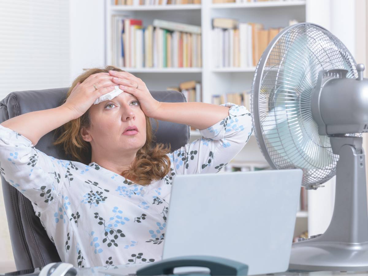 Spocona kobieta. Obrazek w artykule Przyczyny nadmiernego pocenia. Poznaj możliwą przyczynę obfitego pocenia