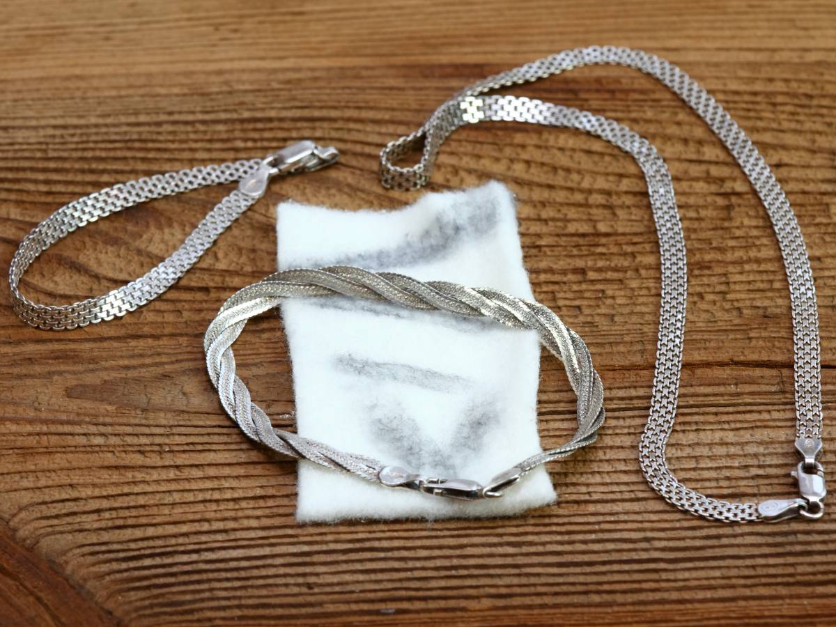 Srebrne łańcuszki. Obrazek w artykule Jak wyczyścić srebro? Proste i skuteczne metody