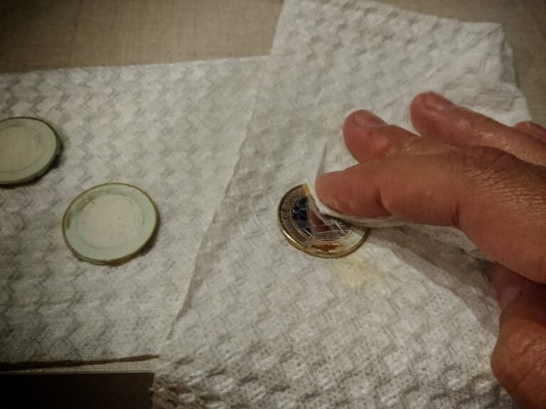 Czyszczenie monet. Obrazek w artykule Doradzamy, jak wyczyścić stare monety bez szkody dla ich wartości kolekcjonerskiej