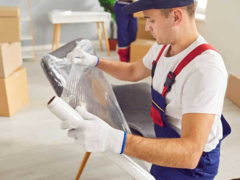 Mężczyzna czyści plastikowe krzesło. Obrazek w artykule Jak wyczyścić zżółknięty plastik? Doradzamy, co zrobić aby plastik odzyskał swój pierwotny kolor